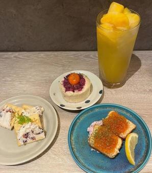 マンゴーサワーと食事の写真