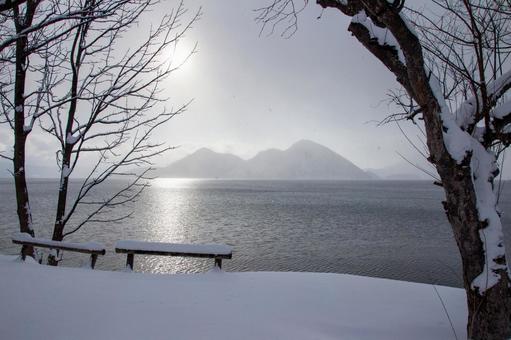 光り輝く冬の洞爺湖 光り輝く冬の洞爺湖の写真