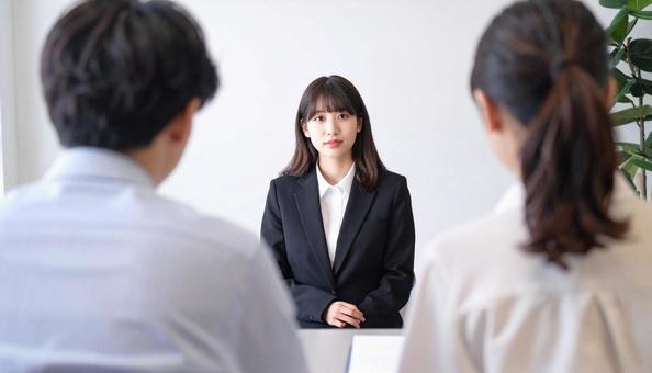 面接に臨む女性と面接官 面接に臨む女性と面接官の写真