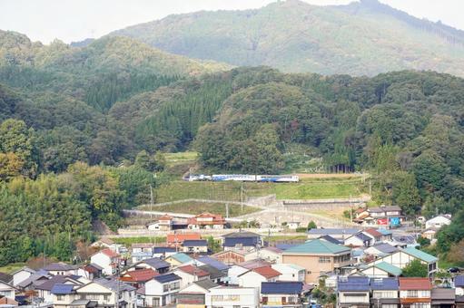 奥出雲町三成の町並みと木次線トロッコ列車 奥出雲町三成の町並みと木次線トロッコ列車の写真