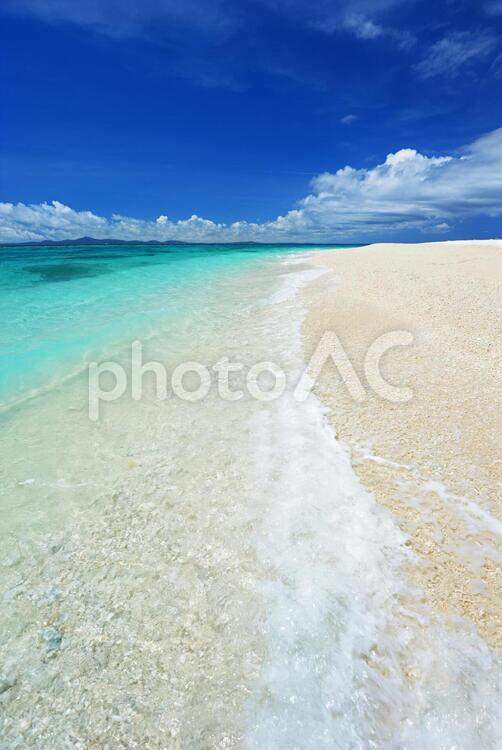 美しい沖縄のビーチと夏空 波,沖縄,海の写真素材