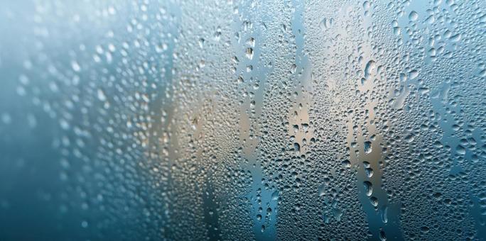 窓についた水滴、曇ったガラス窓のアップ 窓についた水滴、曇ったガラス窓のアップの写真