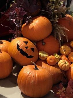 たくさん積まれたハロウィンのカボチャ たくさん積まれたハロウィンのカボチャ ハロウィン,かぼちゃ,雑貨の写真素材