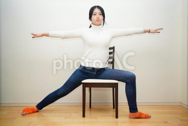 健康的なイメージ/ヨガをする女性 20代,屋内,女性の写真素材