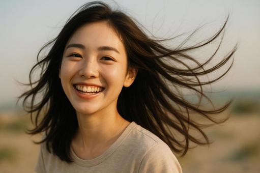 髪をなびかせた女性の写真