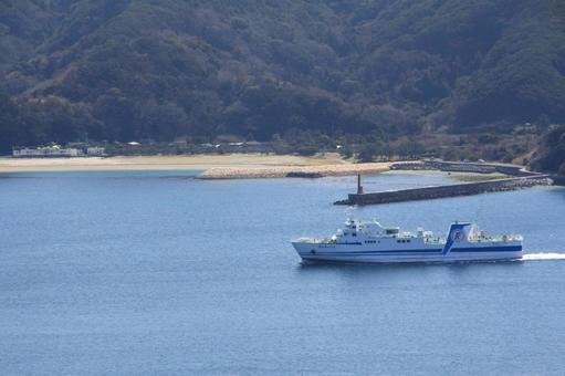 愛媛県 ムーンビーチ井野浦を航行する船 愛媛県 ムーンビーチ井野浦を航行する船 ムーンビーチ井野浦,船,大型船の写真素材