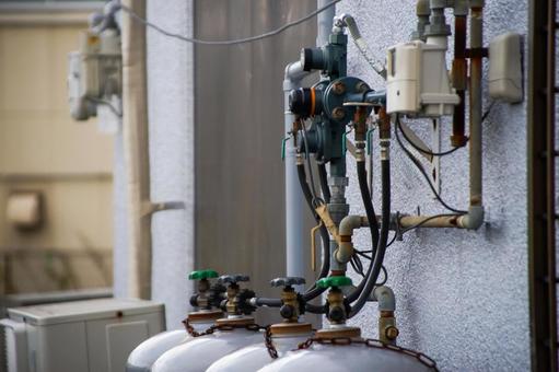 LPガスのボンベと建物への取り込み部分 lpガス,プロパンガス,ガスボンベの写真素材