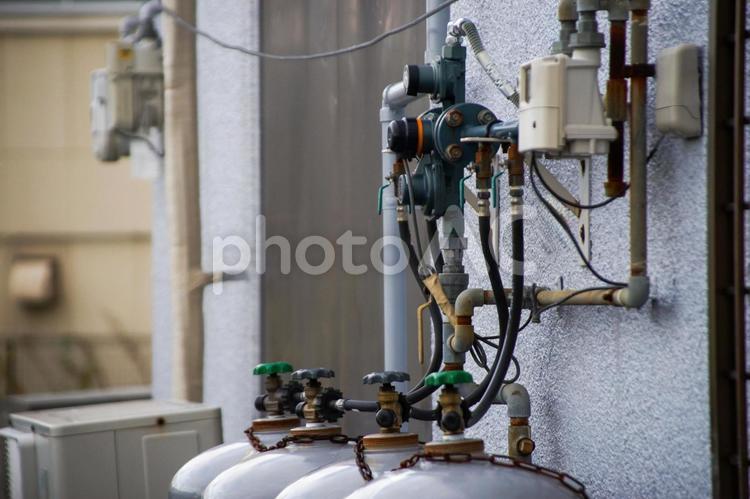 LPガスのボンベと建物への取り込み部分 lpガス,プロパンガス,ガスボンベの写真素材