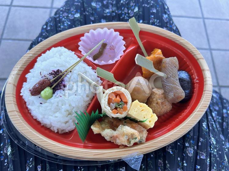 駅で食べる駅弁 駅弁,お弁当,ご飯の写真素材