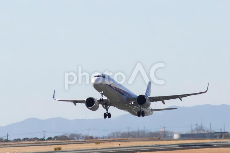 阿蘇の風景と飛行機 飛行機,空港,航空機の写真素材