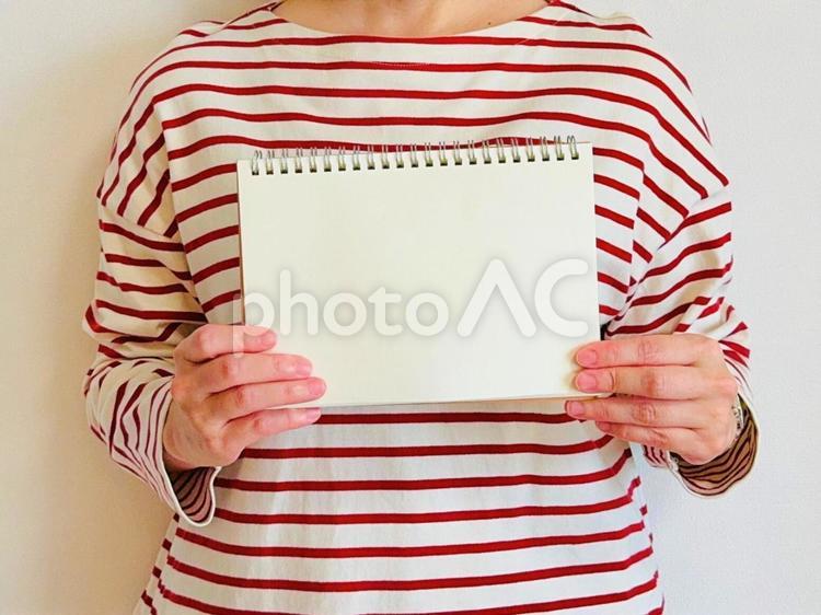 白紙のノートを持った女性 ノート,白紙,スケッチブックの写真素材