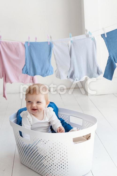 笑顔でどこかを見る赤ちゃん 赤ちゃん,人物,座るの写真素材