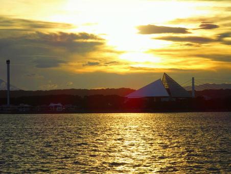 海と夕焼けの写真