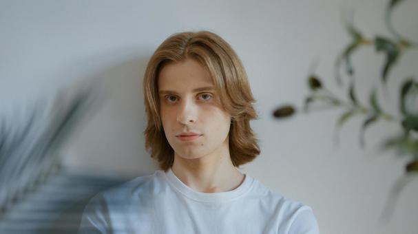 壁にもたれている白いTシャツを着た男性 男性,外国人,欧米人の写真素材