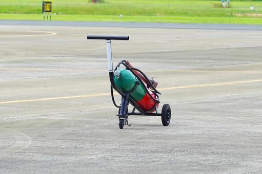 滑走路の消火器2 滑走路の消火器2 消火器,滑走路,空港の写真素材