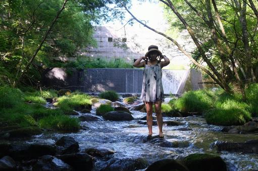 水遊び 水遊び 水遊び,川,ポートレートの写真素材