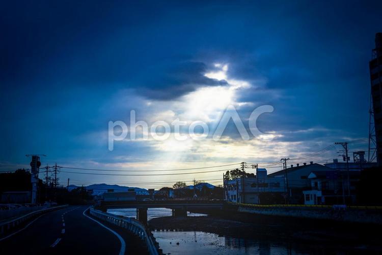 天使の梯子（光芒） 空,夜,シルエットで映すの写真素材