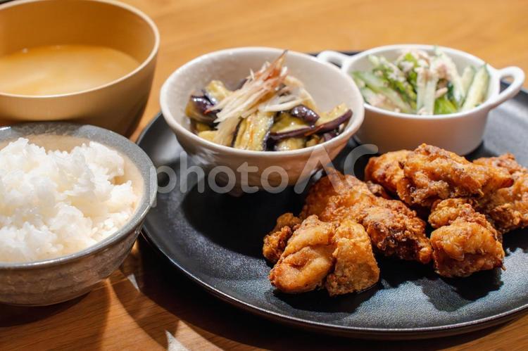 唐揚げと副菜のボリューム定食 唐揚げ,からあげ,鶏肉の写真素材