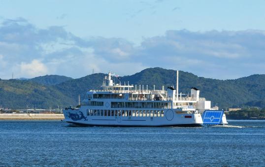 瀬戸内海を航行するカーフェリー フェリー,船舶,海の写真素材