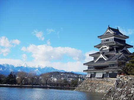 Castelo de Matsumoto e montanhas, japão, japão, japão, JPG