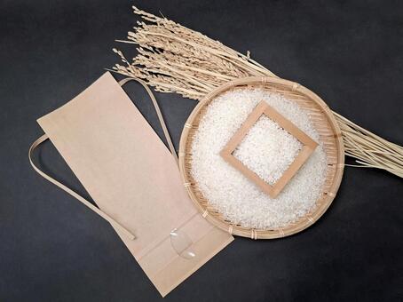 稲穂と白米と米袋_黒バック_1 秋,秋の味覚,米の写真素材