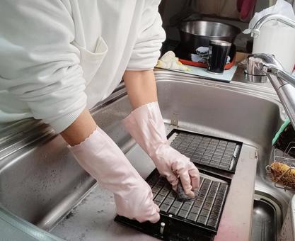 キッチンの換気扇の掃除 掃除 掃除,キッチン,換気扇の網の写真素材