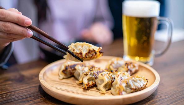 焼き餃子 ビール 焼き餃子 ビールの写真