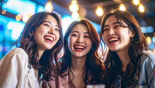 女子会で集まって笑顔の若い女性 女子会で集まって笑顔の若い女性の写真