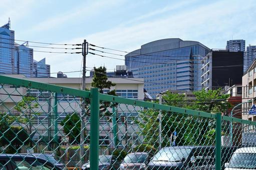 高層ビルのある都市風景と駐車場 高層ビルのある都市風景と駐車場 ビル,風景,都会の写真素材