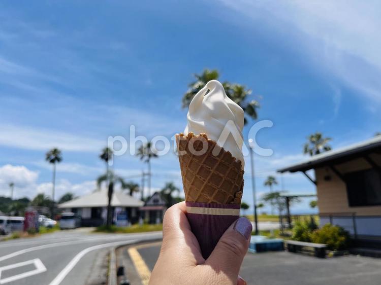 ひんやりソフトクリーム ソフトクリーム,海,バニラの写真素材