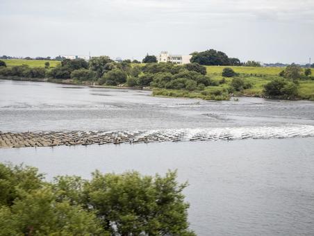 夏の河川敷と曇り空 川,河川,水面の写真素材