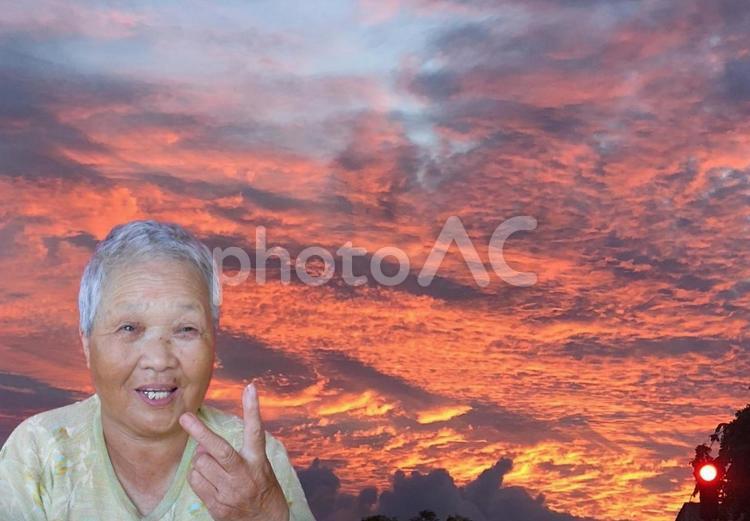真っ赤なハワイの夕日に大興奮のバァバ おばあちゃん,おばぁちゃん,ばぁばの写真素材