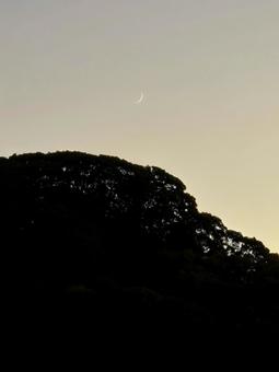 山と三日月 夕日,夕焼け,山の写真素材