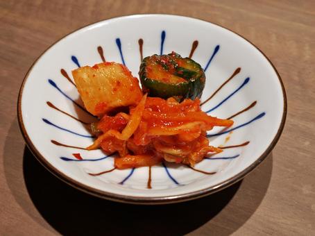 小皿に盛られたお漬物(キムチ) 小皿に盛られたお漬物(キムチ)の写真