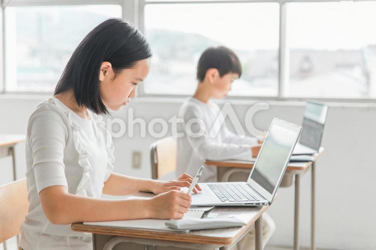 勉強する日本人の子供（ICT教育・授業） 学校,教育,ict教育の写真素材