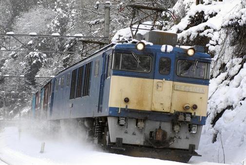 EF64 貨物列車 伯備線 雪 EF64 貨物列車 伯備線 雪の写真