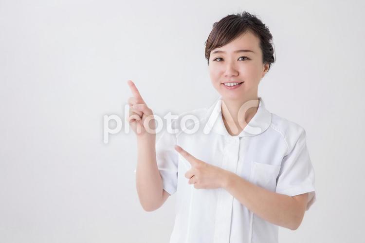 指差す白衣の女性 看護師,介護士,歯科衛生士の写真素材