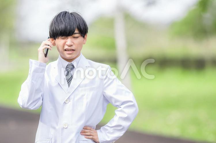 辛そうに話す白衣の男性 クレーム,失敗,ミスの写真素材