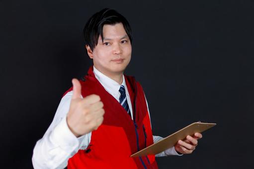 赤いベストの男性社員 赤いベストの男性社員 男性,ビジネスマン,社員の写真素材