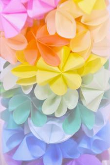 虹色グラデーションに重なる花形の折り紙 虹色グラデーションに重なる花形の折り紙 折り紙,花,グラデーションの写真素材