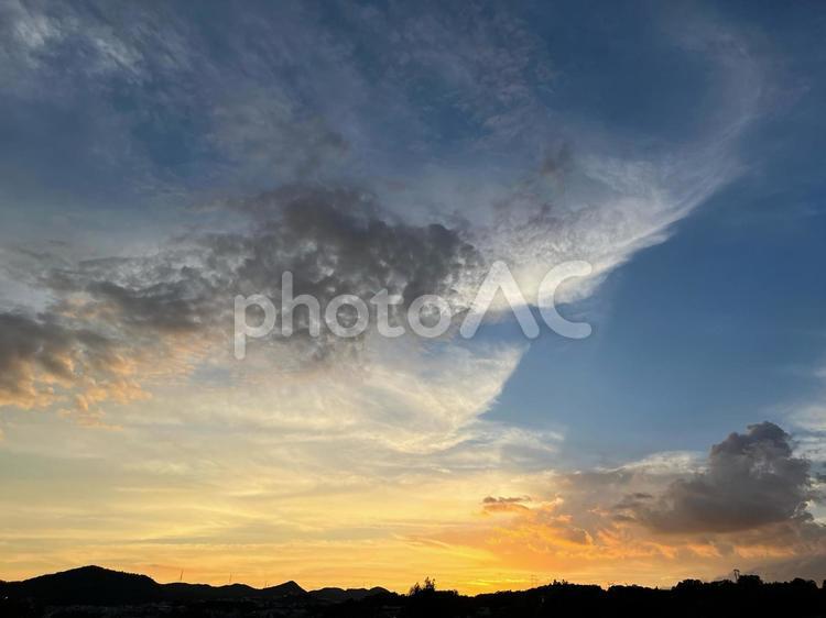 青空と夕日の混ざり時間 夕日,夕暮れ,空の写真素材