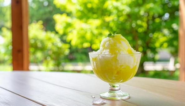 ガラスの器に盛られたかき氷の写真