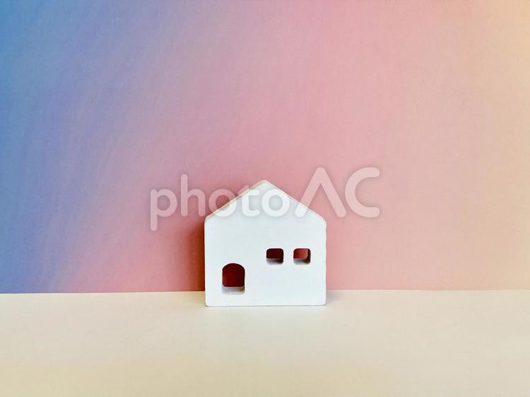 白い家（グラデーション背景） 家づくり,住宅,家の写真素材