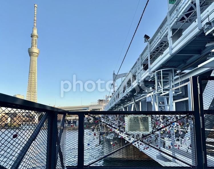 恋人の聖地　隅田川 柵,フェンス,鉄橋の写真素材