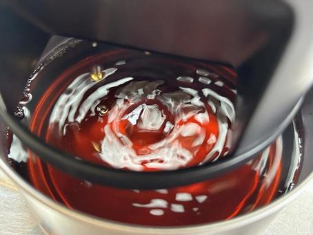 ドリップ中のコーヒー ドリップ中のコーヒーの写真