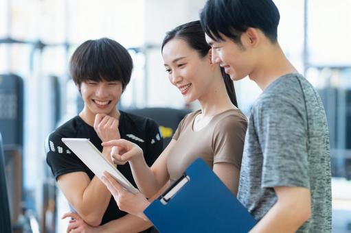 スポーツジムでトレーニングをする若い男女 スポーツジム,フィットネス,ダイエットの写真素材