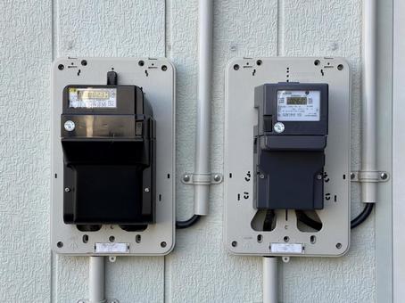 屋外壁面に設置された二基の電力量計 屋外壁面に設置された二基の電力量計 電力量計,メーター,電気の写真素材