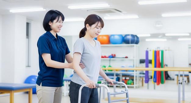 リハビリ風景:理学療法士と女性患者 リハビリ風景:理学療法士と女性患者の写真