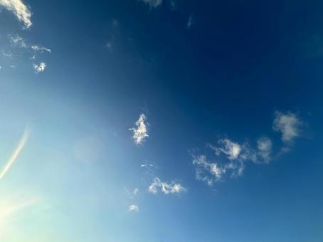 青空、日差し、雲 青空、日差し、雲の写真