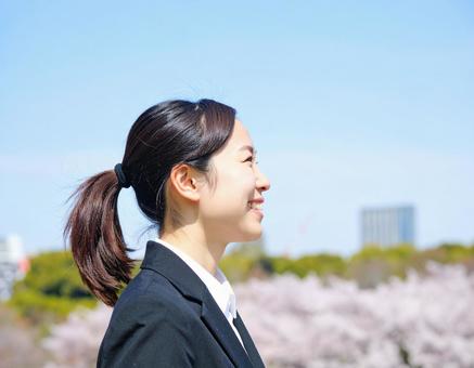 ビジネススーツ姿の若い女性 18の写真